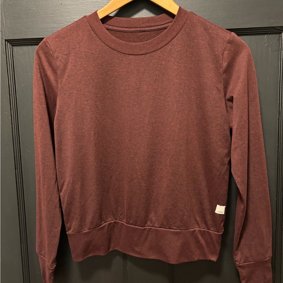 Vuori Tops - Women’s Vuori long sleeve burgundy color top, size small, EUC